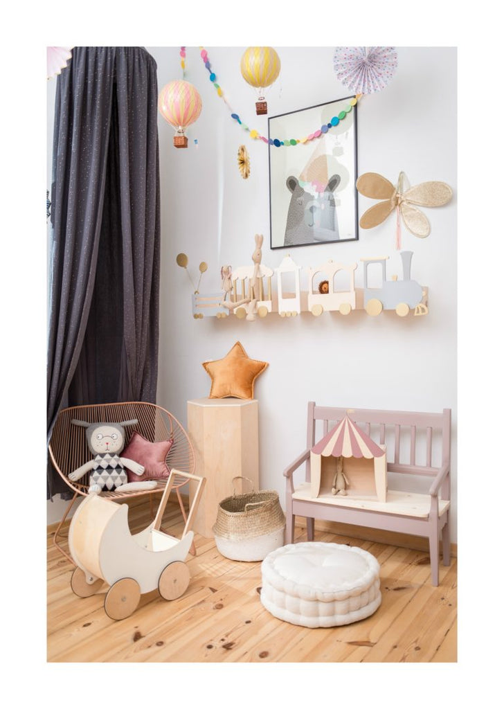 Zugregal aus Holz in pastellfarben und ein Zirukusregal aus Holz in puderrosa in einem schön dekorierten Kinderzimmer