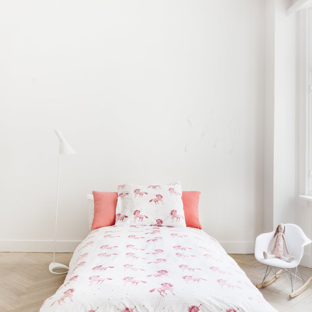 Weiße Bettwäsche mit rosa Einhörnern für Mädchen