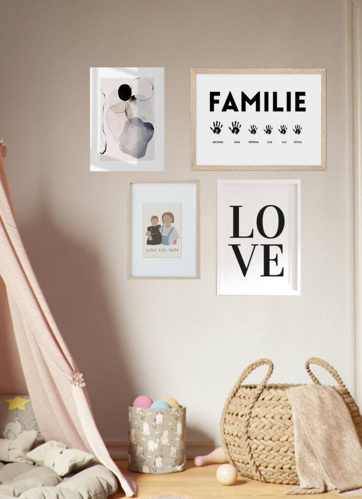 Bilderwand mit Familien Poster, Mama und Kind , LOVE Schriftzug und einem abstrakten Bild im Kinderzimmer.
