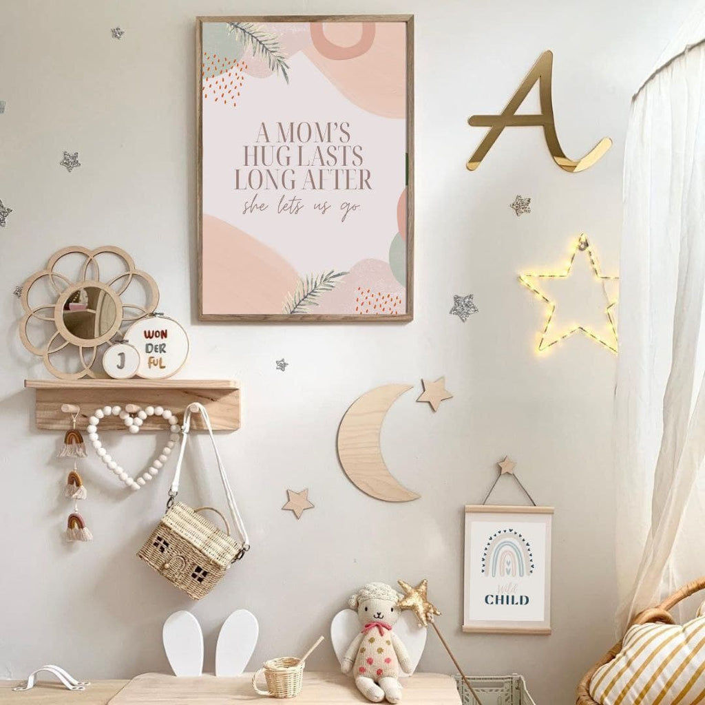 Fröhliches Kinderzimmer mit MomPoster an der Wand und Wild Child Poster sowie Dekosterne 